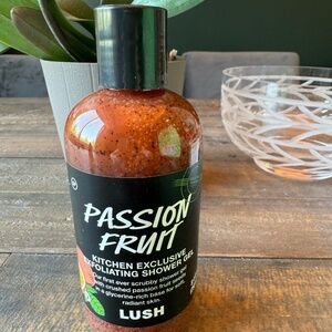 Passionfruit exfoliating shower gel Lush 8.4 oz
